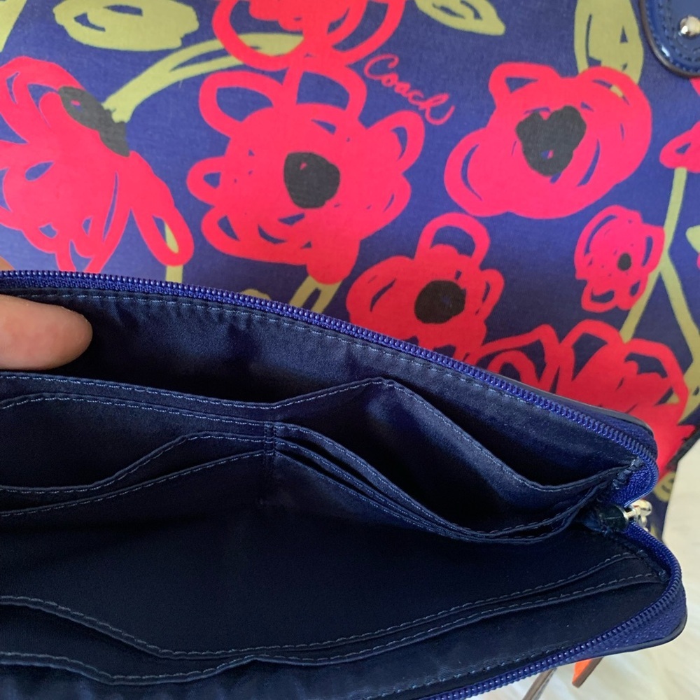 RARE COACH Poppy Hallie Floral Tote /
Shoulder Bag & Wallet /wristlet HTF - Picture 7 of 10